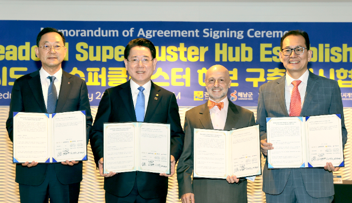 미국을 순방 중인 김영록 전남도지사가 26일(현지 시간) '세계 AI의 심장'인 샌프란시스코 하얏트 호텔에서 퍼힐스(FIR HILLS), 서남해안기업도시개발(주), 해남군과 함께 '솔라시도 AI 슈퍼클러스터 구축' 업무협약을 하고 있다. 전남도 제공