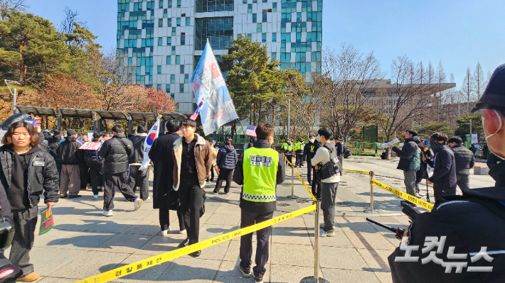 27일 탄핵 찬성, 반대 집회가 나란히 열린 서울 광진구 건국대학교 분수광장에는 경찰통제선이 마련됐다. 나채영 기자