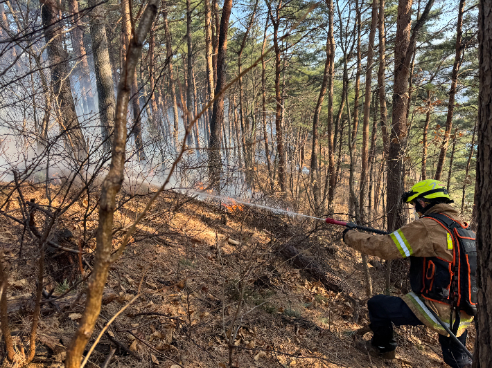 119산불특수대응단이 울진 산불을 진화하고 있다. 경북소방본부 제공 
