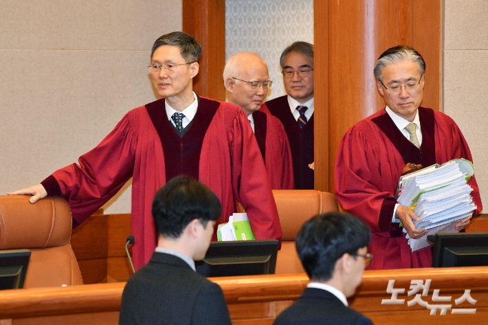 문형배 헌법재판소장 권한대행을 비롯한 재판관들이 25일 서울 종로구 헌법재판소에서 열린 윤석열 대통령 탄핵심판 마지막 변론기일에 참석하고 있다. 사진공동취재단
