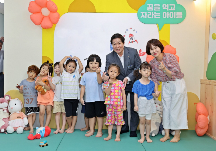 공영민 군수가 어린이들과 기념촬영하고 있다. 고흥군 제공