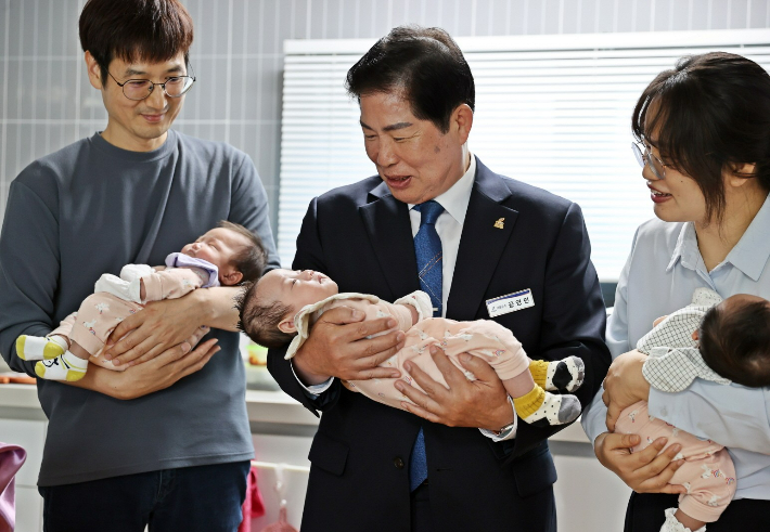 공영민 군수가 신생아를 안고 밝은 표정을 짓고 있다. 고흥군 제공