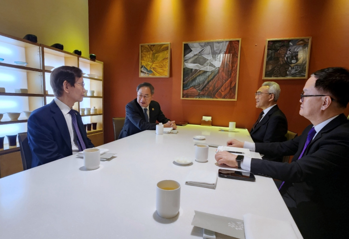 기독교대한감리회 김정석 감독회장이 지난 25일 서울 종로구 한 식당에서 감신대 유경동 총장,  목원대 이희학 총장, 협성대 서명수 총장을 만나 통합 신학대학원 운영 방안에 대한 의견을 교환했다. 사진 기독교대한감리회 행정기획실