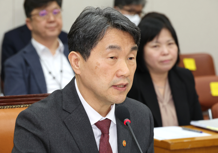 질의에 답변하는 이주호 부총리 겸 교육부 장관     (서울=연합뉴스) 김주형 기자 = 26일 서울 여의도 국회에서 열린 교육위원회 전체회의에서 이주호 부총리 겸 교육부 장관이 의원 질의에 답변하고 있다. 2025.2.26     kjhpress@yna.co.kr (끝)   <저작권자(c) 연합뉴스, 무단 전재-재배포, AI 학습 및 활용 금지> 연합뉴스