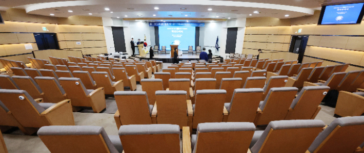 썰렁한 의과대학 졸업식     (서울=연합뉴스) 이진욱 기자 = 20일 서울 한 의과대학 졸업식에서 참석자들이 대기해 있다. 이날 졸업식에는 극소수의 졸업생만 참석했다. 한편 의대생 집단 휴학으로 졸업생을 배출하지 못한 의대에서는 전기 학위수여식을 취소하고 있다. 2025.2.20     cityboy@yna.co.kr (끝)   <저작권자(c) 연합뉴스, 무단 전재-재배포, AI 학습 및 활용 금지> 연합뉴스