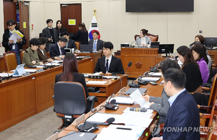 (서울=연합뉴스) 박동주 기자 = 27일 국회에서 열린 보건복지위원회 법안심사제1소위원회에서 더불어민주당 소속 강선우 소위원장이 발언하고 있다. 2025.2.27 pdj6635@yna.co.kr 연합뉴스