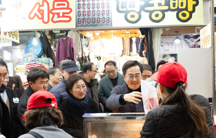 김 지사가 부인 정우영 여사와 함께 땅콩빵을 사고 있다. 경기도 제공