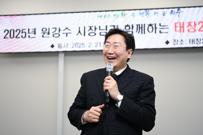 연초 주민과의 대화에 나선 원강수 원주시장. 원주시 제공 