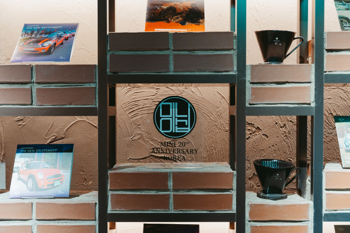 MINI 코리아 창립 20주년 기념 엠블럼. MINI 코리아 제공