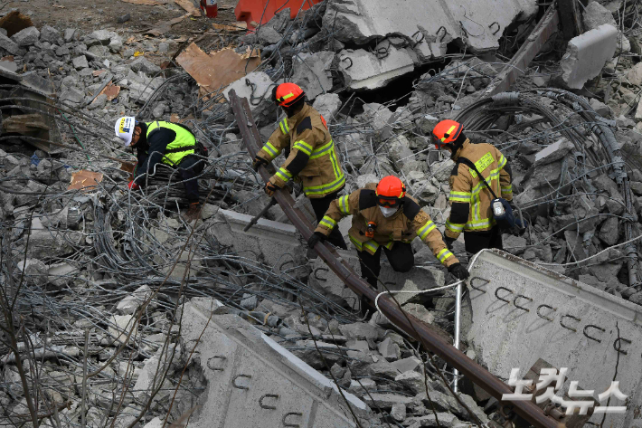 지난 25일 구조물 붕괴 사고가 발생한 경기 안성 서운면 산평리 인근 고속도로 공사 현장에서 소방관들이 수색 작업을 벌이는 모습. 안성=박종민 기자