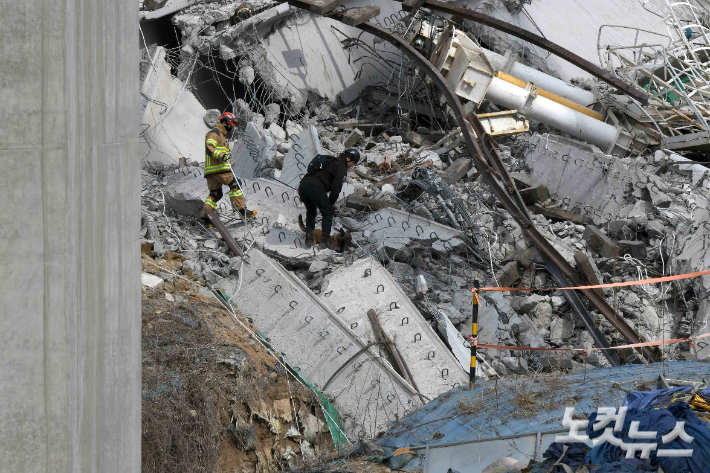 지난 25일 구조물 붕괴 사고가 발생한 경기 안성 서운면 산평리 인근 고속도로 공사 현장에서 소방관들이 수색 작업을 벌이고 있다. 안성=박종민 기자