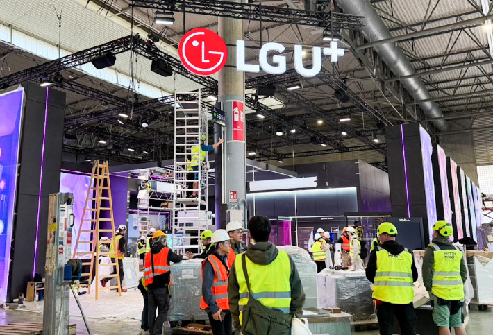 LG유플러스가 다음달 스페인 바르셀로나에서 열리는 'MWC25'에서 AI와 함께 만든 전시관을 선보이기 위해 막바지 작업에 집중하고 있다. 사진은 LG유플러스 직원들이 스페인 바르셀로나 현지에서 MWC25 전시관 완성을 위해 분주한 모습. LG유플러스