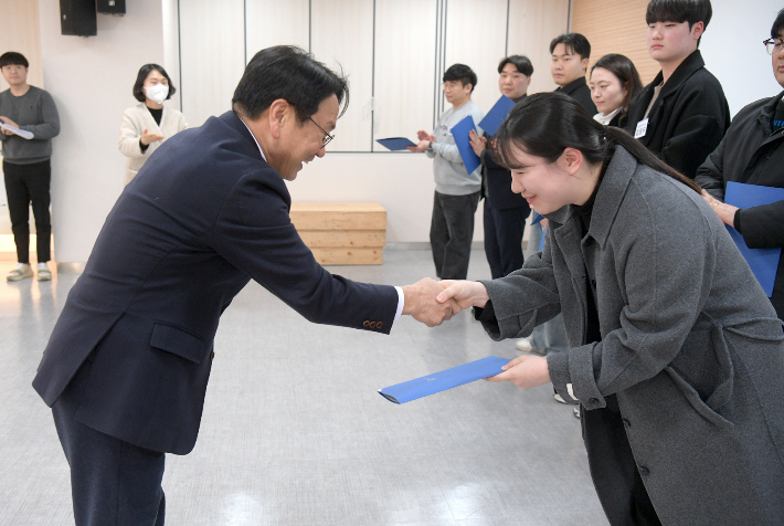 강기정 광주광역시장이 27일 오후 시청 중회의실에서 열린 제10기 청년위원회 출범식에 참석, 청년위원들에게 위촉장을 수여하고 있다. 광주광역시 제공