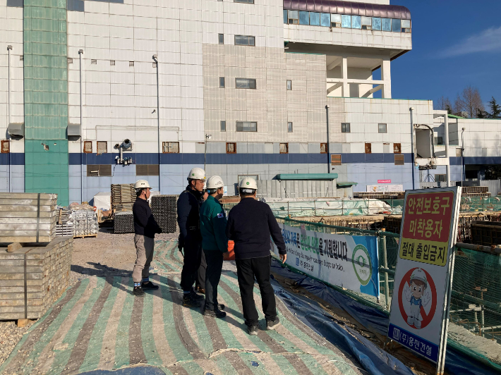 광주시 종합건설본부 관계 공무원의 건설 현장 점검 모습. 광주시 제공 