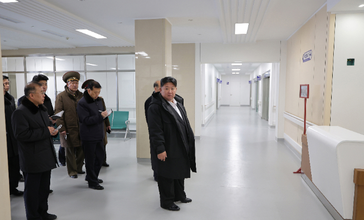 평양종합병원을 시찰하는 김정은 북한 국무위원장. 연합뉴스
