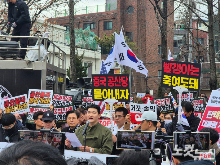 자유대학 측 100여 명은 28일 오전 11시쯤 서울 종로구 성균관대학교 정문 인근에서 탄핵 반대 시국선언을 발표했다. 이 자리에는 성균관대 출신 황교안 전 국무총리도 참석했다. 박희영 기자