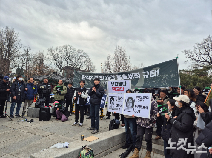 성균관대학교 민주동문회와 재학생 등 100여 명은 28일 오전 10시 30분쯤 성균관대 정문 앞에서 '윤석열 파면‧내란 옹호세력 규탄 성균관대 긴급행동'을 열었다. 박희영 기자 