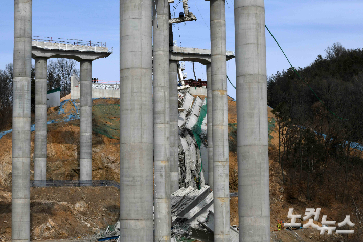 지난 25일 구조물 붕괴 사고가 발생한 경기 안성 서운면 산평리 인근 고속도로 공사 현장에서 소방관들이 수색 작업을 벌이고 있다. 안성=박종민 기자