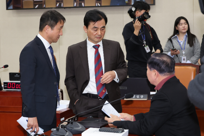 '윤석열 정부의 비상계엄 선포를 통한 내란 혐의 진상규명 국정조사특별위원회' 활동 종료일인 28일 서울 여의도 국회에서 열린 전체회의에서 안규백 위원장이 여야 간사인 국민의힘 한기호 의원, 더불어민주당 한병도 의원과 대화하고 있다. 연합뉴스