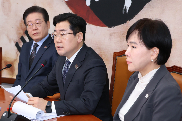 더불어민주당 박찬대 원내대표가 28일 서울 여의도 국회에서 열린 확대간부회의에서 발언하고 있다. 연합뉴스