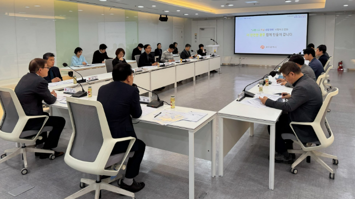 광주시는 28일 시청 소회의실에서 3대 사망사고 줄이기 정책지원단 회의를 열고 있다. 광주시 제공