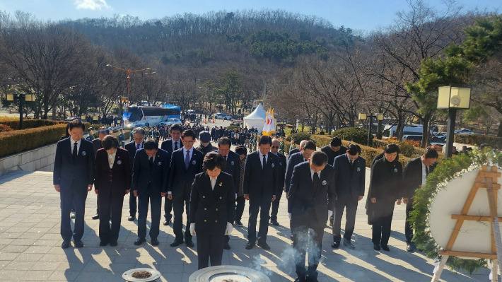 광주시 대표단은 28일 대구문화예술회관에서 열린 '제65주년 대구2·28민주운동 국가기념식'에 참석에 앞서 대구 두류공원 2·28민주운동기념탑을 찾아 헌화·참배했다. 광주시 제공 