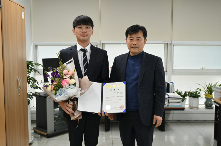 광주시가 장애인 양궁팀에 이승준 선수를 새로 영입, 28일 임용식을 한 후 기념사진을 찍고 있다. 광주시 제공 