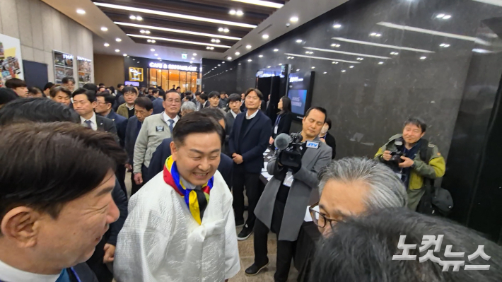 28일 오후 김관영 전북자치도지사가 대한체육회 대의원 총회를 앞두고 대의원들과 인사를 나누고 있다. 송승민 기자
