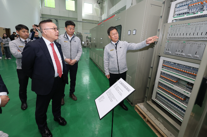 황주호 한수원 사장이 (주)이투에스 현장을 둘러보고 있다. 한수원 제공