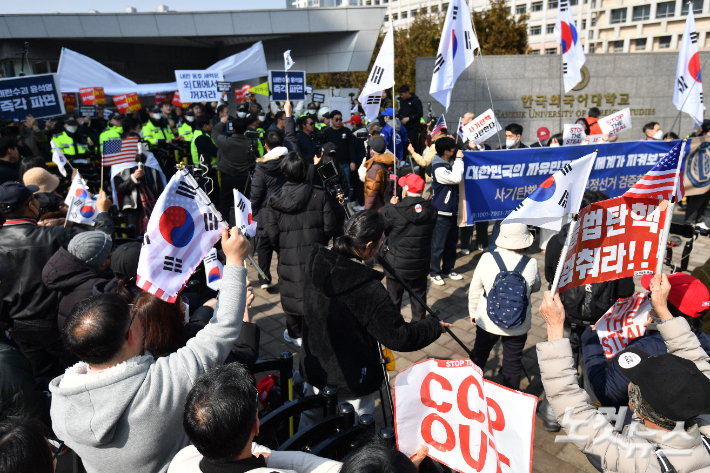 28일 오후 서울 동대문구 한국외국어대학교에서 윤석열 대통령 탄핵을 둘러싼 찬반 집회가 열리고 있다. 류영주 기자