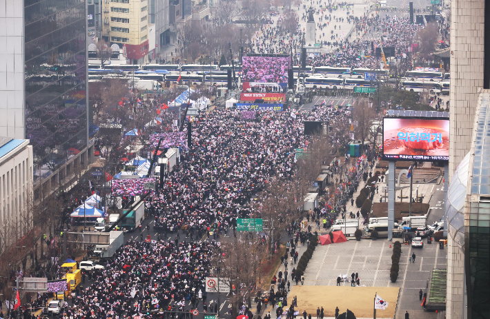 15일 서울 광화문광장 인근에서 윤석열 대통령 탄핵반대 국민대회가 열리고 있다. 연합뉴스 