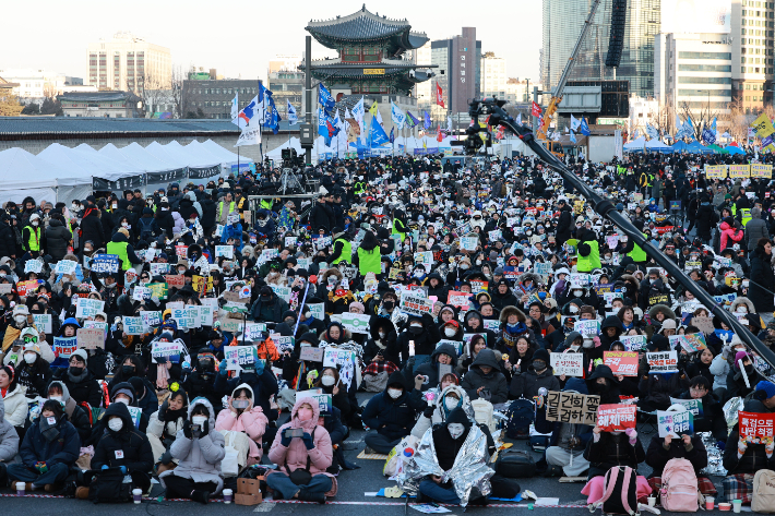 8일 서울 종로구 경복궁역 일대에서 열린 윤석열 대통령 즉각 퇴진 사회대개혁 비상행동 주최 10차 범시민대행진 집회에서 참가자들이 구호를 외치고 있다. 연합뉴스