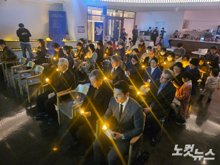 더펠로우십 코리아(이사장 윤마태 목사)가 27일 서울 강남구 테헤란로 문화공간 제이드409에서 국제 홀로코스트 80주년 추모의 날 행사를 가졌다. 기도회 참석자들이 촛불을 켜고 희생자들을 위한 침묵 기도를 드리고 있다. 송주열 기자