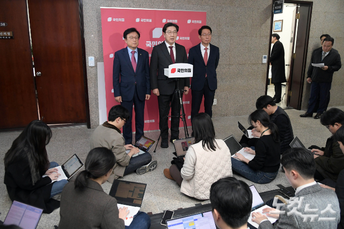 국민의힘 권성동 원내대표가 지난달 28일 오후 서울 여의도 국회에서 국정협의회 무산과 관련 브리핑을 하고 있다. 윤창원 기자