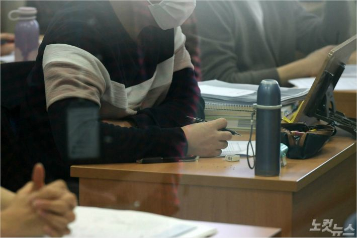 학생들이 디지털 교과서로 수업을 듣고 있다.