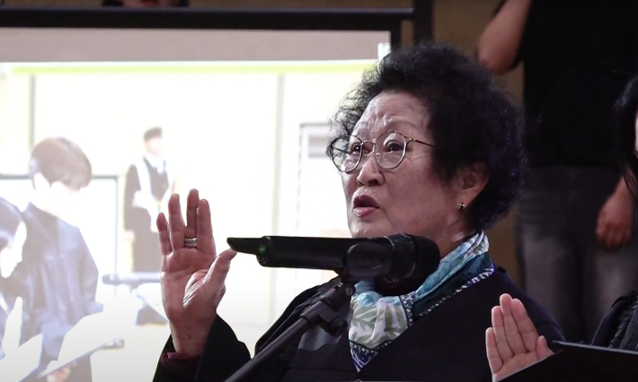 전주기전대학 입학식에서 입학 선서하는 오금순 씨. 김현주 크리에이터