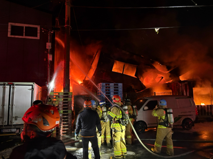부산 강서구의 한 공장 창고에서 불이 나 소방대원들이 진화 작업을 벌이고 있다. 부산소방재난본부 제공 
