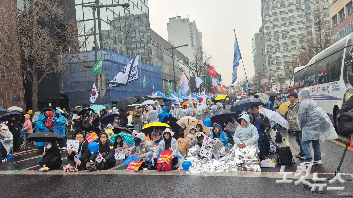 시민단체 촛불행동이 1일 서울 종로구 송현공원 앞 인도에서 윤석열 대통령의 탄핵을 촉구하는 집회를 열고 있다. 주보배 기자
