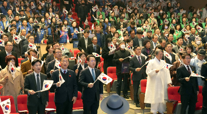 김영록 전라남도지사가 1일 전남도청 김대중강당에서 열린 '제106주년 3·1절 기념식'에서 참석자들과 삼일절 노래를 부르고 있다. 전라남도 제공