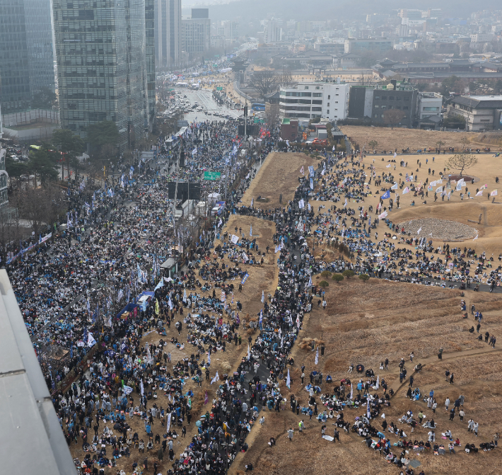 1일 서울 종로구 안국동에서 야 5당 공동 내란종식·민주헌정수호를 위한 윤석열 파면 촉구 범국민대회가 열리고 있다. 연합뉴스