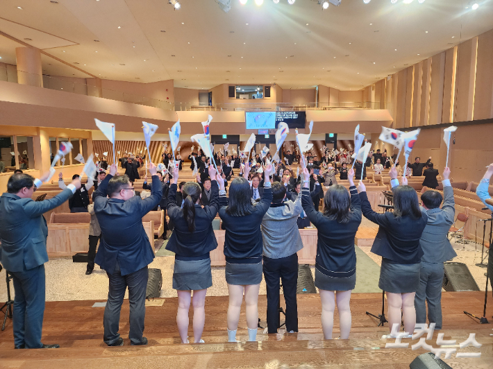 1일 전북CBS 등이 마련한 '106주년 삼일절 기념예배 및 기념식'에서 전주신흥고와 기전여고 학생들이 만세삼창을 하고 있다. 전북CBS