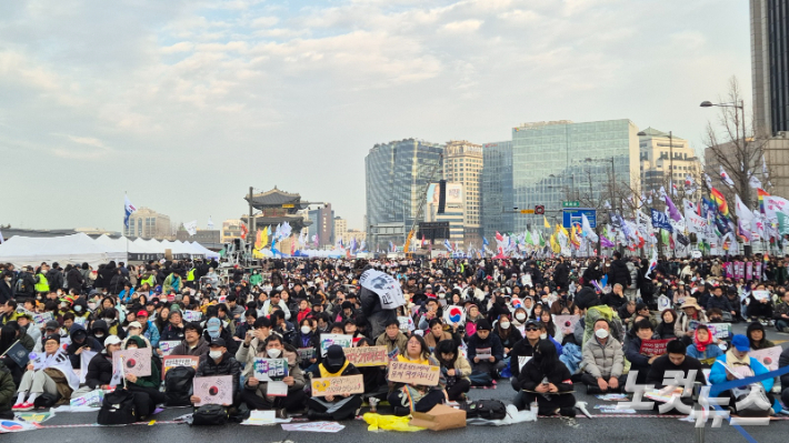 3·1절인 토요일, 서울 종로구 정부서울청사 사거리에서 윤석열 퇴진·사회대개혁 비상행동(비상행동)이 내란 수괴 혐의로 구속기소된 윤석열 대통령의 파면을 요구하는 집회를 진행하고 있다. 주보배 기자