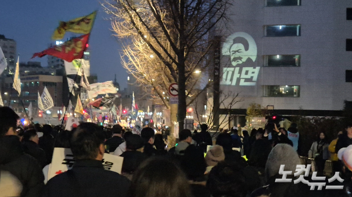 윤석열 퇴진·사회대개혁 비상행동(비상행동)은 1일 종로구 정부서울청사 사거리에서 윤석열 대통령의 탄핵을 요구하는 집회를 진행한 뒤 종로구 헌법재판소로 행진했다. 주보배 기자