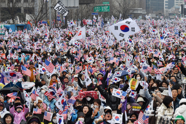 1일 서울 광화문역 일대에서 대한민국바로세우기운동본부 주최로 열린 윤석열 대통령 탄핵 반대 집회에서 참석자들이 태극기를 흔들고 있다. 류영주 기자