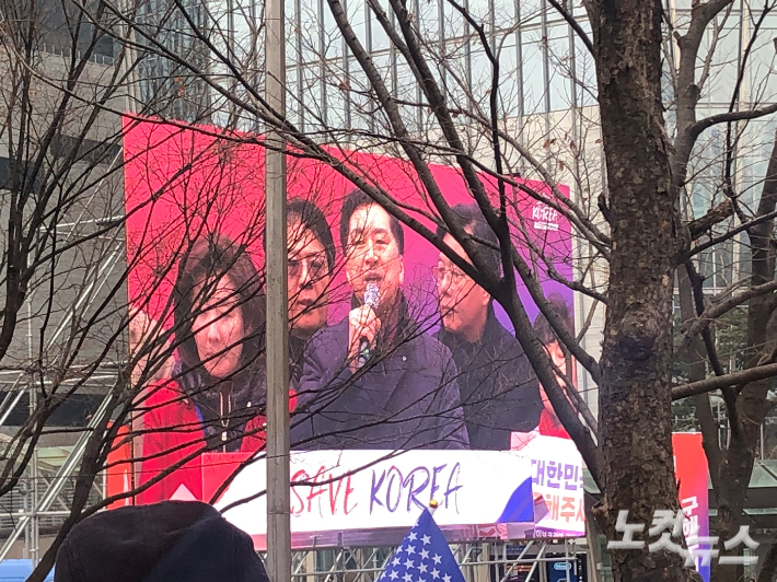 김기현·나경원 등 국민의힘 의원들이 1일 오후 서울 여의대로에서 세이브코리아 주최로 열린 탄핵 반대 집회에 참석해 참가자들에게 인사하고 있다. 이은지 기자 