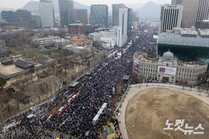 1일 서울 광화문역 일대에서 대한민국바로세우기운동본부 주최로 열린 윤석열 대통령 탄핵 반대 집회에 인파가 몰려 있다. 류영주 기자