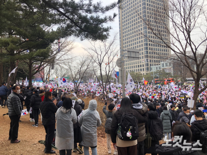 1일 서울 여의대로에서 세이브코리아가 주최한 탄핵반대 집회에 참여한 참가자들이 한국사 강사 전한길씨의 발언을 경청하고 있다. 해당 집회 마지막 순서였던 전씨의 연설은 오후 5시 반쯤까지 약 1시간 동안 진행됐다. 이은지 기자