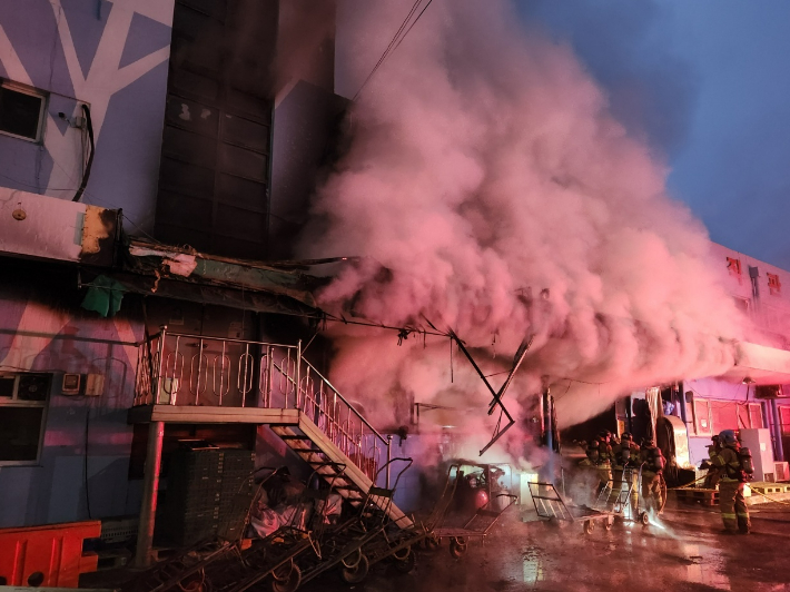 부산 사상구의 한 농산물 도매시장에서 난 불로 시커먼 연기가 피어오르고 있다. 부산소방재난본부 제공 