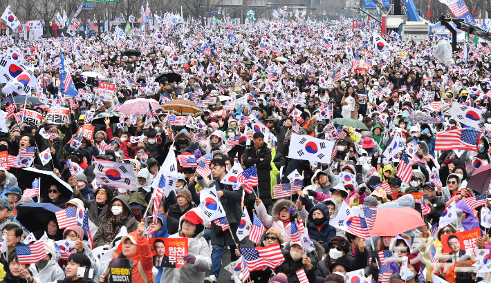 1일 서울 광화문역 일대에서 대한민국바로세우기운동본부 주최로 열린 윤석열 대통령 탄핵 반대 집회에서 참석자들이 태극기를 흔들고 있다. 류영주 기자