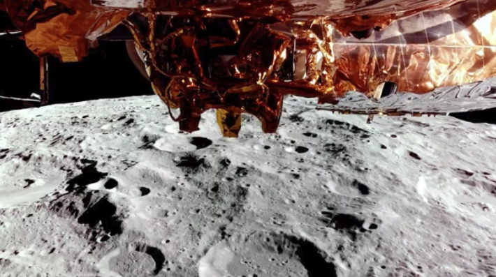 파이어플라이 에어로스페이스의 달 착륙선 '블루 고스트'가 달 궤도를 비행하며 촬영한 달 표면 사진. 연합뉴스